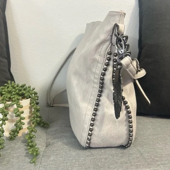 Sale🎀 Jessica Simpson Grey Patent Leather Handbag with feather charm - Picture 2 of 6